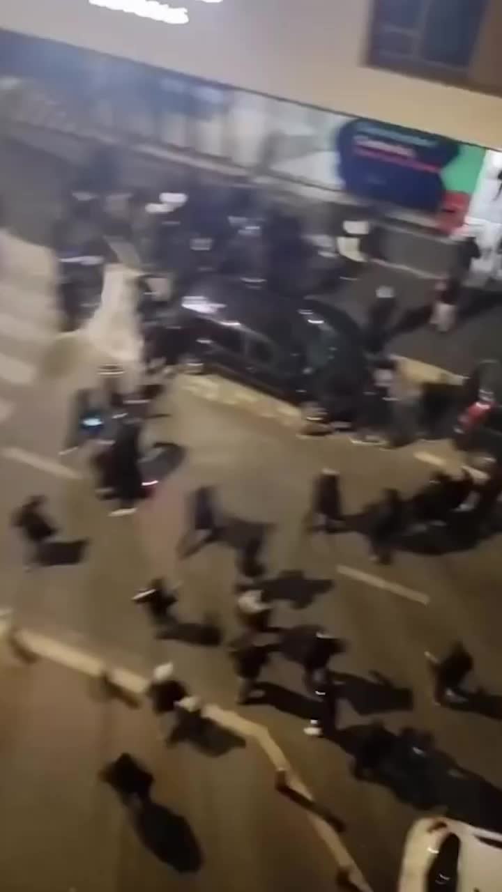 Au luat hotelurile la rând!   VIDEO.  Ultrașii lui Marseille și AEK,  în căutarea rivalilor  de la Olympiacos. Scandal în Europa League