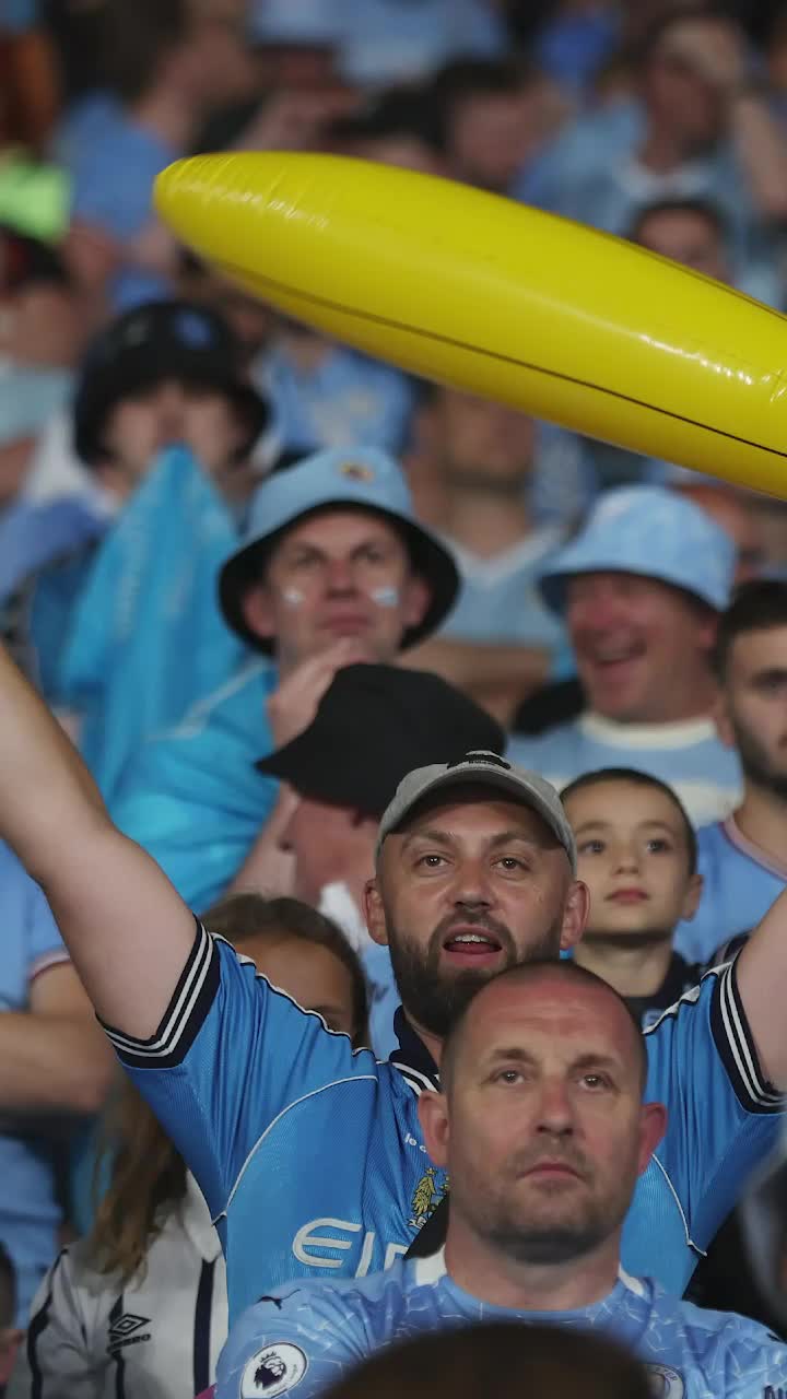 „Industrie de 1 miliard $”   Fostul idol al lui Man. City face o avere din  revenirea bananelor gonflabile  pe stadion