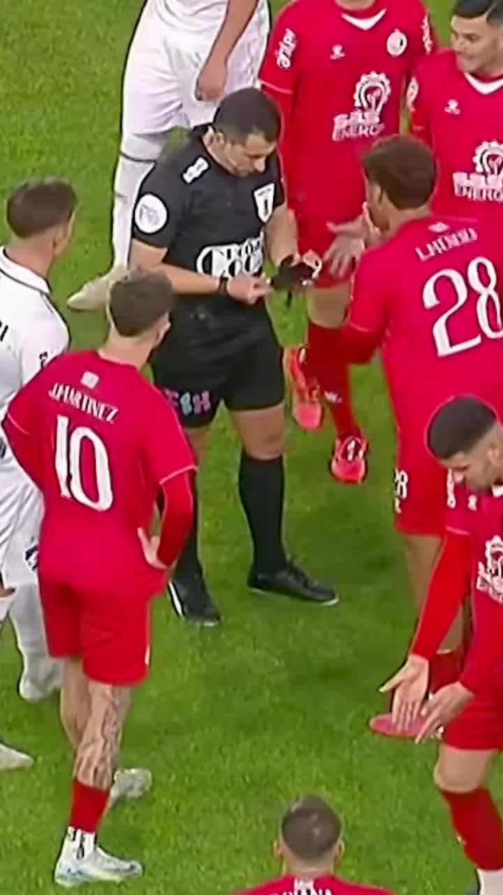 Premieră în fotbal   FOTO.  Un arbitru  a renunțat la cartonașele clasice.  Ce a folosit în schimb