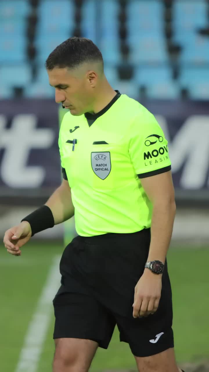 Istvan Kovacs, în prim-plan   FOTO.  A anulat un penalty și a eliminat doi jucători  în doar 12 minute,  în Oțelul - Csikszereda