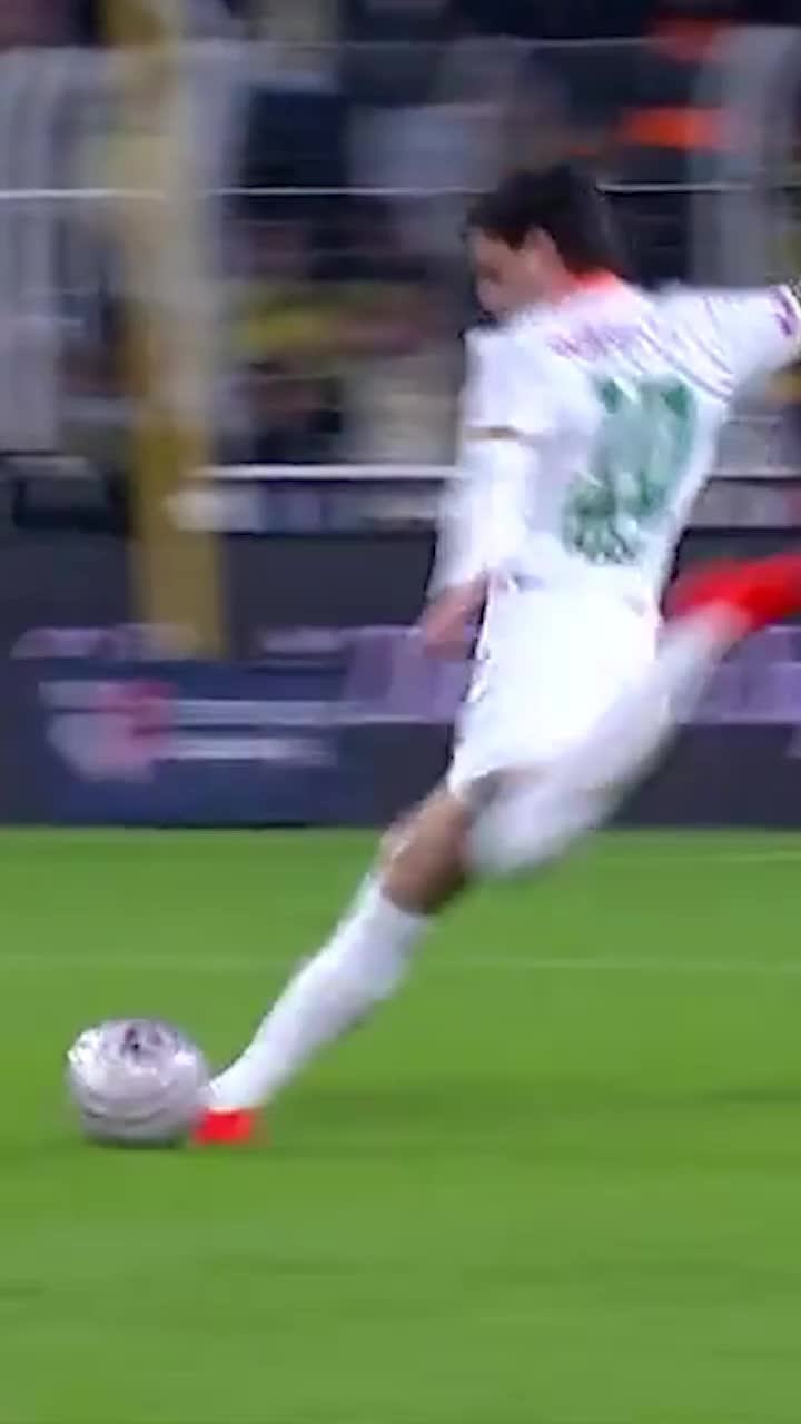 Ederson a respins cu greu  Ianis Hagi, aproape de un gol spectaculos, după  un șut de la 25 de metri