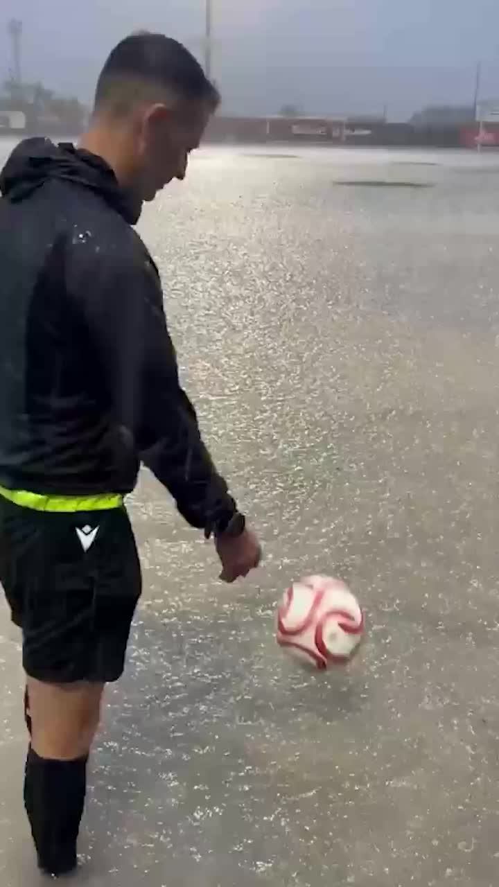 „Domnu' arbitru, jucăm sau nu?” 😅   FOTO+VIDEO.  Meci din Spania,  amânat din cauza inundațiilor:  „Eu aș mai face o probă ca să fiu sigur”