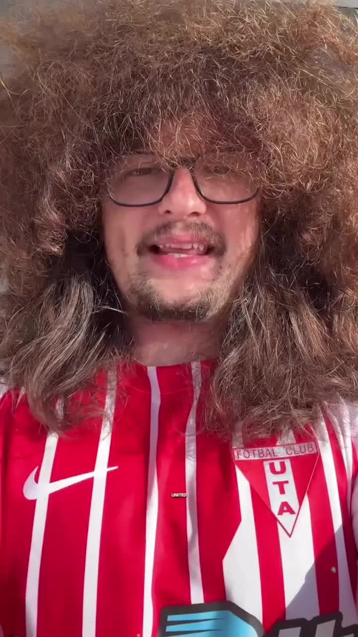 UTA a devenit virală  Celebrul fan Manchester United  a apărut în tricoul arădenilor  » Replică genială + a intervenit și FC Argeș