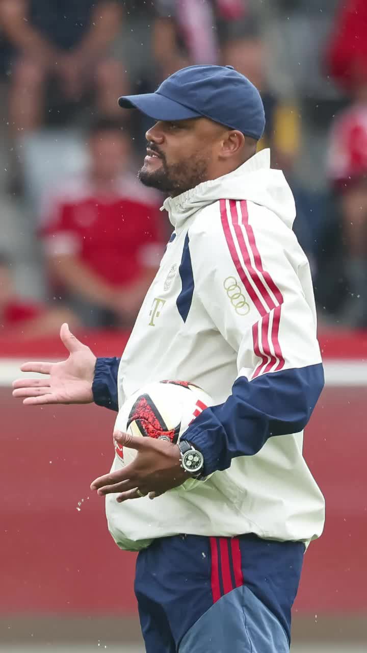 Kompany, spitalizat de urgență  Antrenorul  s-a prăbușit  la antrenamentul lui Bayern. Prima reacție a clubului