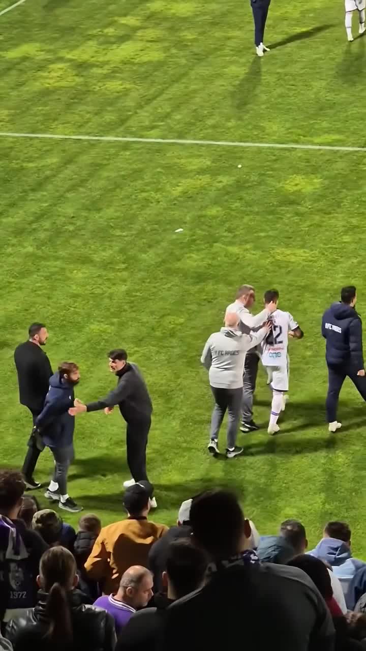 Fanii lui FC Argeș au luat foc   VIDEO.  Jucătorii, înjurați după eșecul cu UTA +  Mesajul primarului:  „Nu vă bateți joc!”