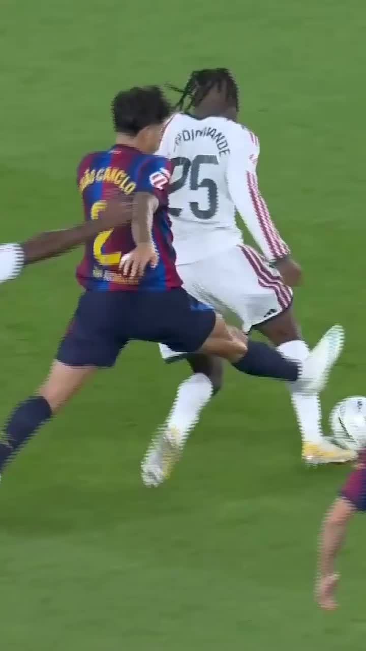 Controversă în Spania   FOTO.  Fault brutal în Barcelona - Real Madrid! Arbitrul  nu a acordat nici măcar „galben”