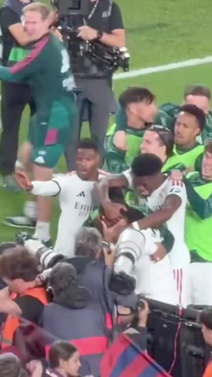 Incident grav în El Clasico  FOTO. Starul lui Real Madrid,  lovit cu bețe de suporterii Barcelonei.  De la ce a pornit atacul