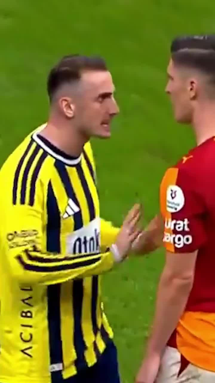 Imagini șocante din Turcia   VIDEO.  Bătaie în toată regula după Galatasaray - Fenerbahce:  „Zgârie și trag de păr ca femeile!”