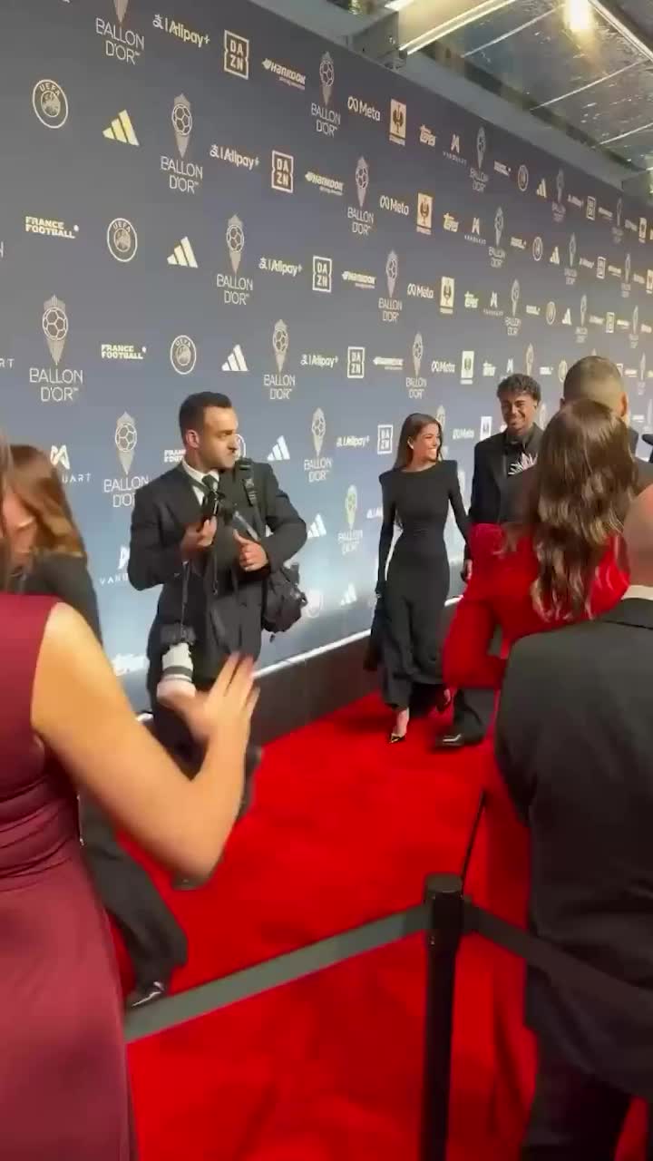 Yamal, moment stânjenitor   FOTO.   A refuzat să dea mâna  cu o influencerință celebră la gala Balonului de Aur