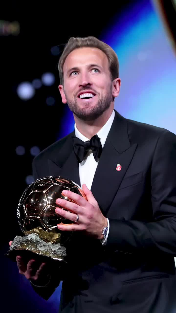 „Acum suntem toți aici”   FOTO.  L-au vrut pe Kane aproape 😅»  Spectacol la conferința lui Bayern  după câștigarea Balonului de Aur