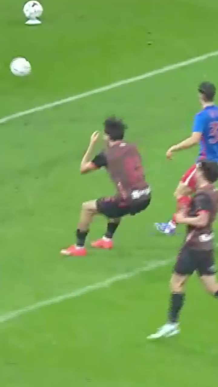 Cum a putut să rateze de acolo?!   FOTO:  Poziția incredibilă din care  Zandbergen  n-a reușit să dea gol în Dinamo - Chindia. Au urmat de alte 3 ocazii incredibile