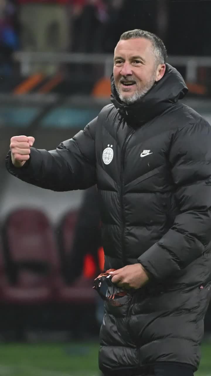 O avere în geaca lui MM Stoica  Fanul care a prins haina aruncată de oficialul FCSB la meciul cu Rapid  a dezvăluit câți bani a găsit