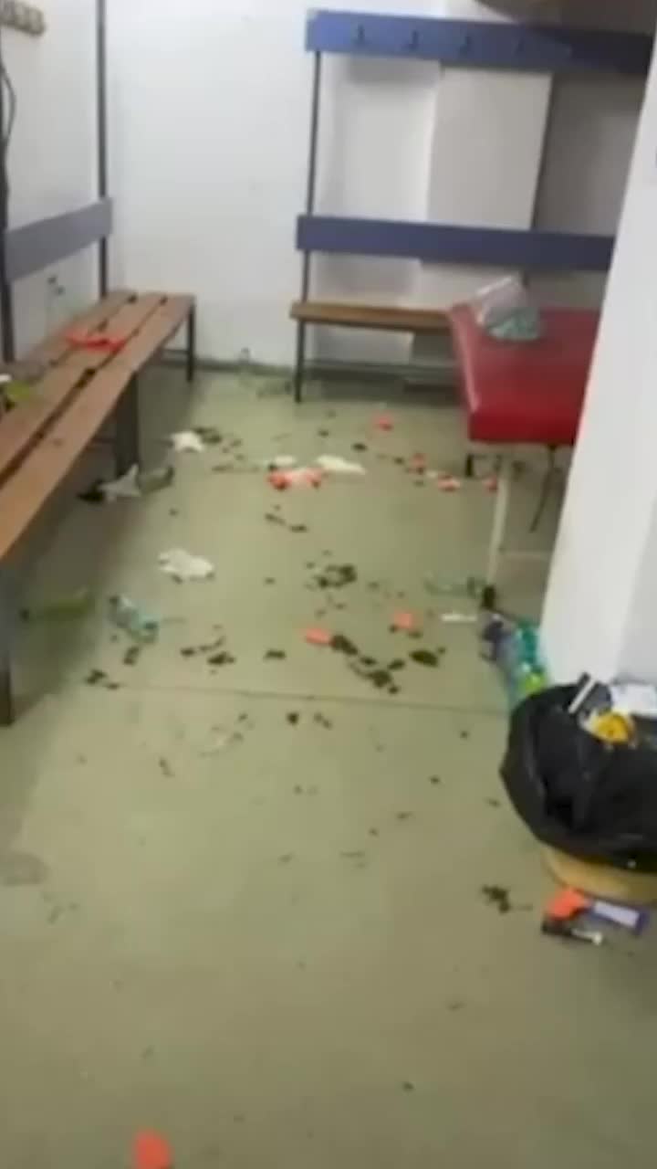FCSB a lăsat dezastru în urmă   FOTO.  Imagini  din vestiarul  echipei lui Reghecampf după eșecul cu Gloria + Mesajul ironic al gazdelor